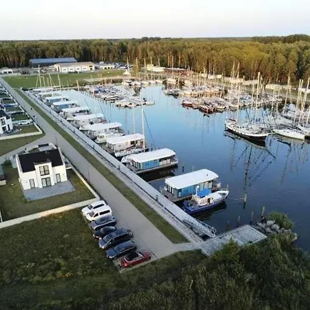 Am Yachthafen In *